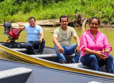 Gonzaga entrega barcos a associação de comunidades isoladas de Cruzeido do Sul