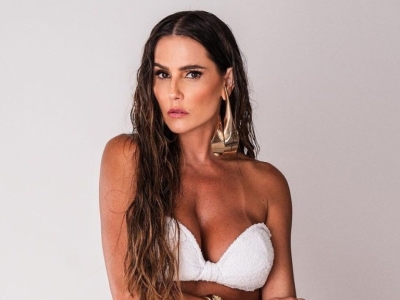 Deborah Secco curte natureza de biquíni laranja e exibe clique: ‘Ela fã de praia’