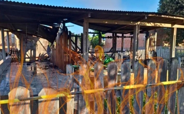 Vídeo: Casa é destruída por incêndio durante a madrugada e família perde tudo