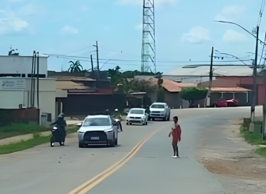 Vídeo: Mulher para o trânsito ao atirar pedras em veículos no interior do Acre
