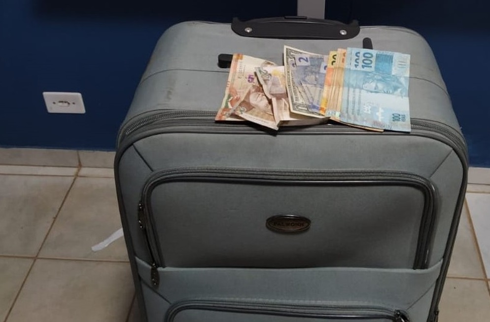 Leia mais sobre o artigo PRF prende peruano com 6,5 kg de cocaína na bagagem em ônibus no Acre