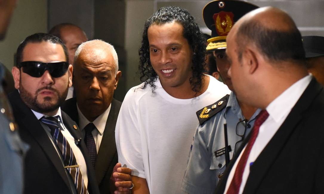 Leia mais sobre o artigo Algemado, Ronaldinho Gaúcho deixa prisão para nova audiência no Paraguai