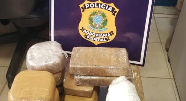 Leia mais sobre o artigo PRF prende casal na BR-364 com 40 kg de cocaína escondidos em caminhão