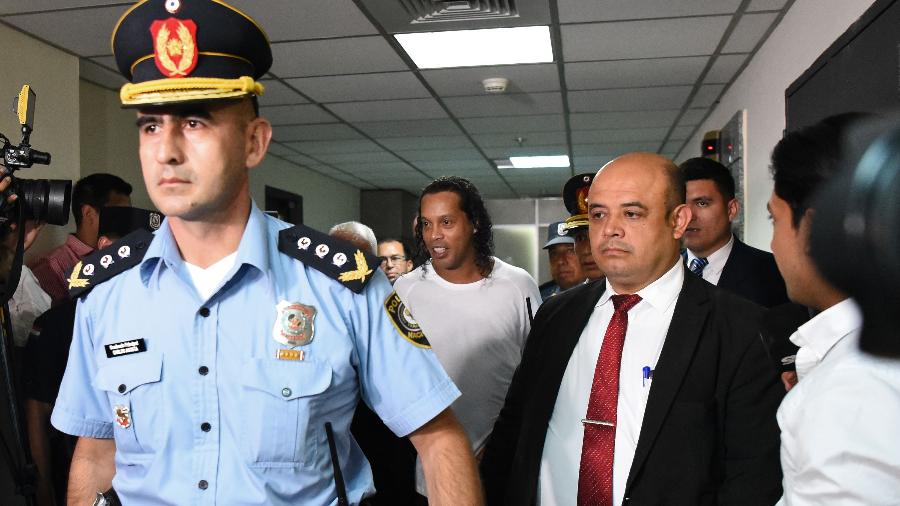 Leia mais sobre o artigo Advogado diz que prisão de Ronaldinho é ‘ilegal’; “não houve má fé”