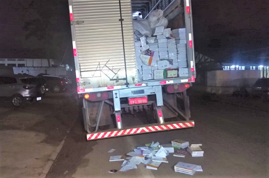 Leia mais sobre o artigo PRF apreende caminhão com 30 mil kg de livros que seriam reciclados em SP