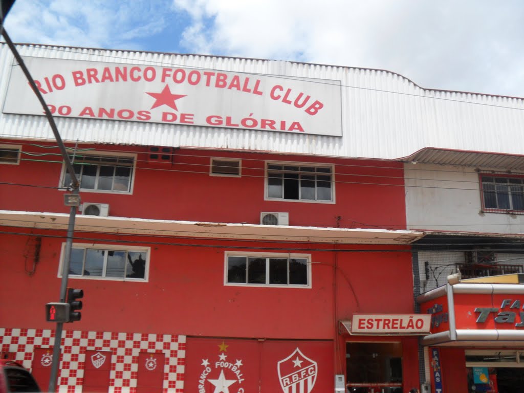 Leia mais sobre o artigo Rio Branco dispensa 14 jogadores do elenco de futebol profissional