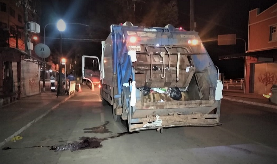 Read more about the article Trabalhador cai de caminhão de lixo e é atropelado pela roda traseira