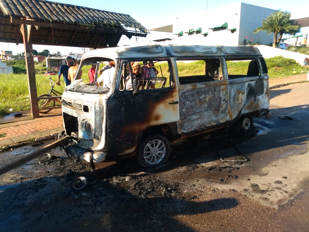 Leia mais sobre o artigo Kombi pega fogo em autoposto no Calafate e quase causa tragédia