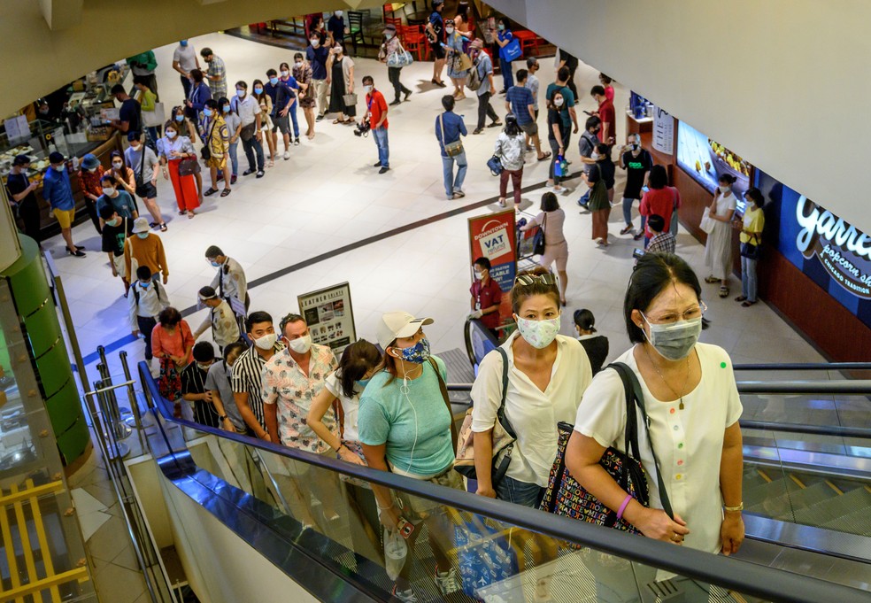 Leia mais sobre o artigo Tailândia reabre shoppings com filas de clientes