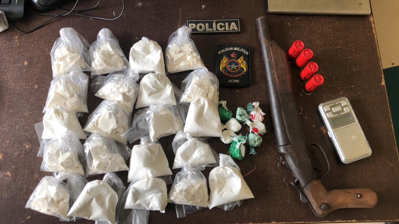 Leia mais sobre o artigo Polícia “estoura” boca de fumo e apreende 1kg de cocaína