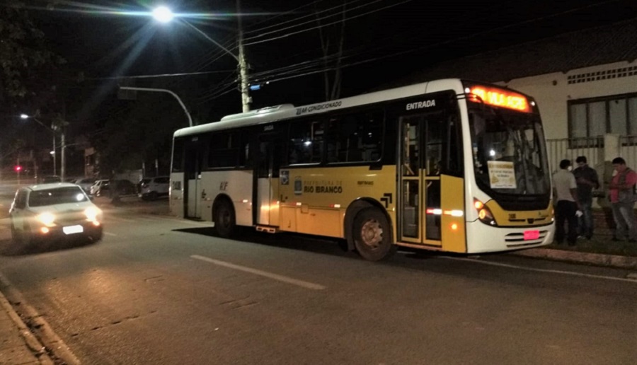Read more about the article Bandidos se passam por passageiros e assaltam ônibus da linha Vila Acre