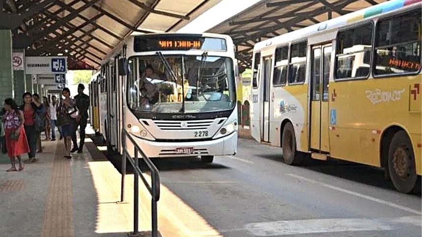 Read more about the article Bocalom comemora redução do valor da tarifa de ônibus em Rio Branco