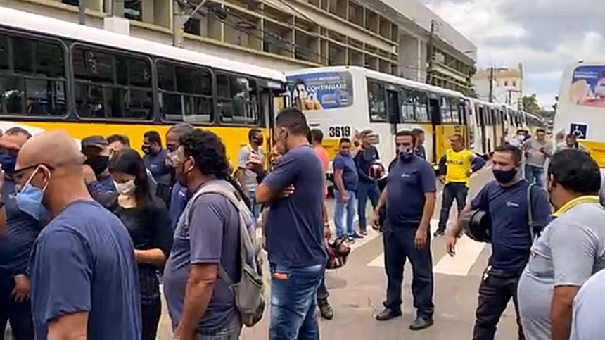 Leia mais sobre o artigo Motoristas de ônibus voltam a bloquear ruas no Centro de Rio Branco