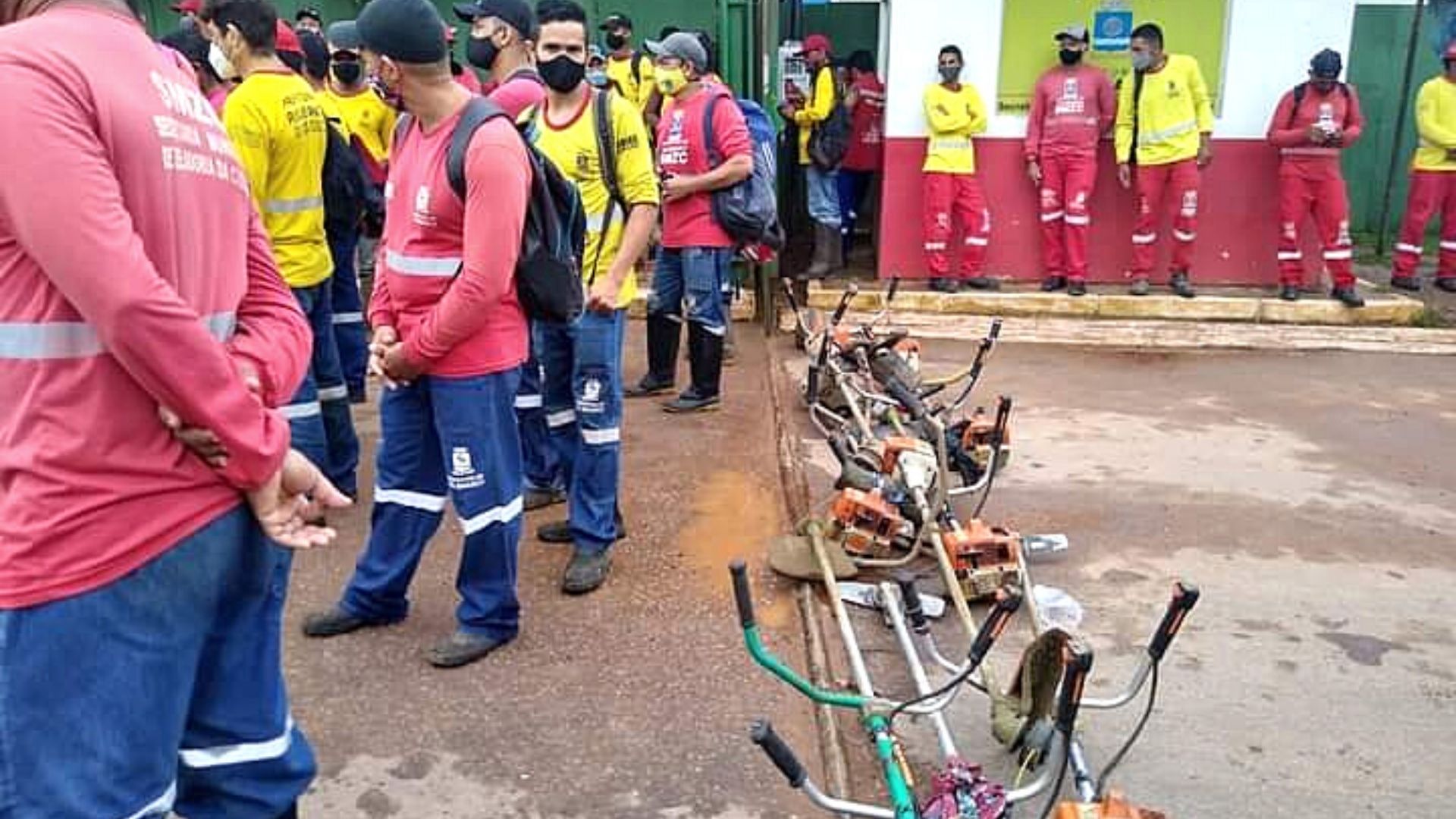 Leia mais sobre o artigo Com salários atrasados, trabalhadores da Zeladoria realizam protesto