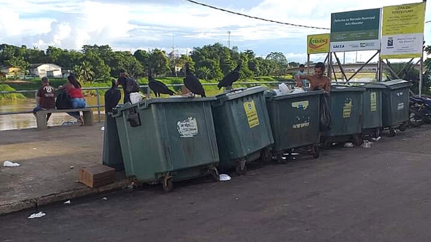 Leia mais sobre o artigo Sem coleta de lixo, mirante do Rio Acre é disputado por turistas e urubus