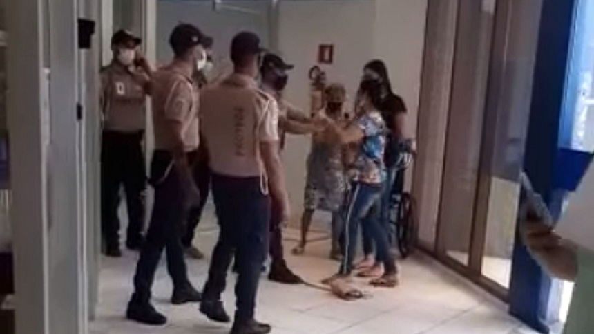 Leia mais sobre o artigo VÍDEO: Mulher se irrita e tenta agredir 4 seguranças da Caixa em Cruzeiro do Sul