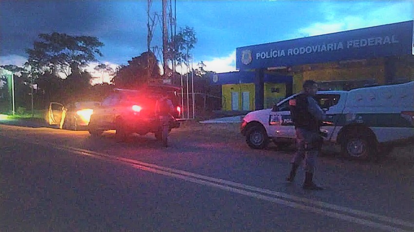 Leia mais sobre o artigo PM e PRF interceptam carro roubado na capital com destino à Bolívia