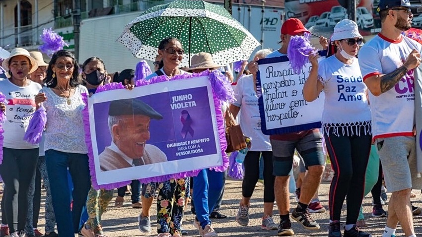 Leia mais sobre o artigo Caminhada reúne idosos no encerramento da campanha Junho Violeta