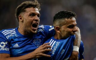 Cruzeiro ganha do Londrina de virada e dispara na liderança da Série B do Brasileiro