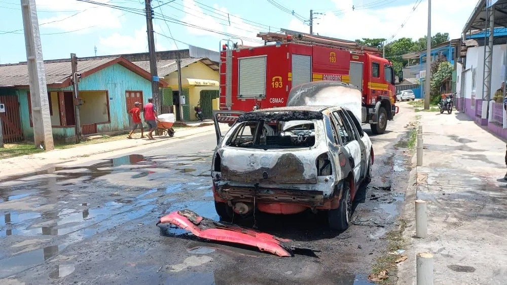 Leia mais sobre o artigo Carro é destruído por incêndio no Centro de Cruzeiro do Sul