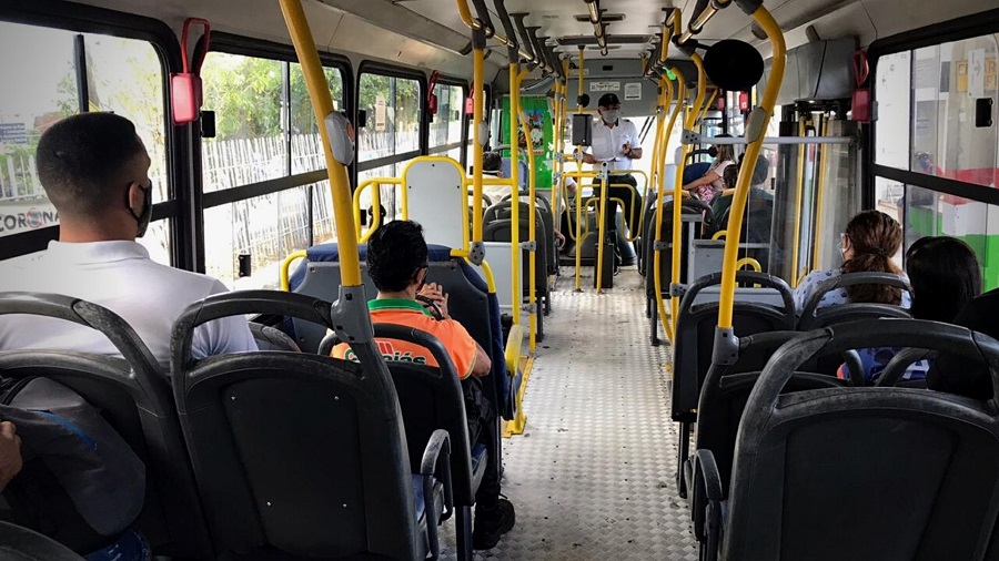 Leia mais sobre o artigo Assalto a ônibus termina com usuário baleado e troca de tiros com a PM