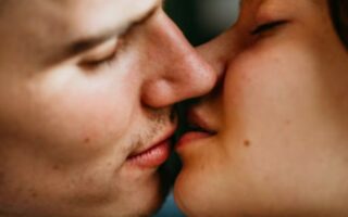 Carnaval: Doença do Beijo pode trazer consequências graves pra saúde