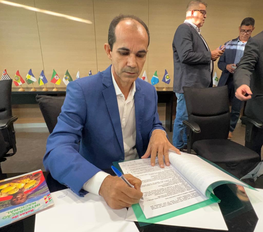 Leia mais sobre o artigo Zequinha vai ao Senado e pede apoio para construção de casas populares