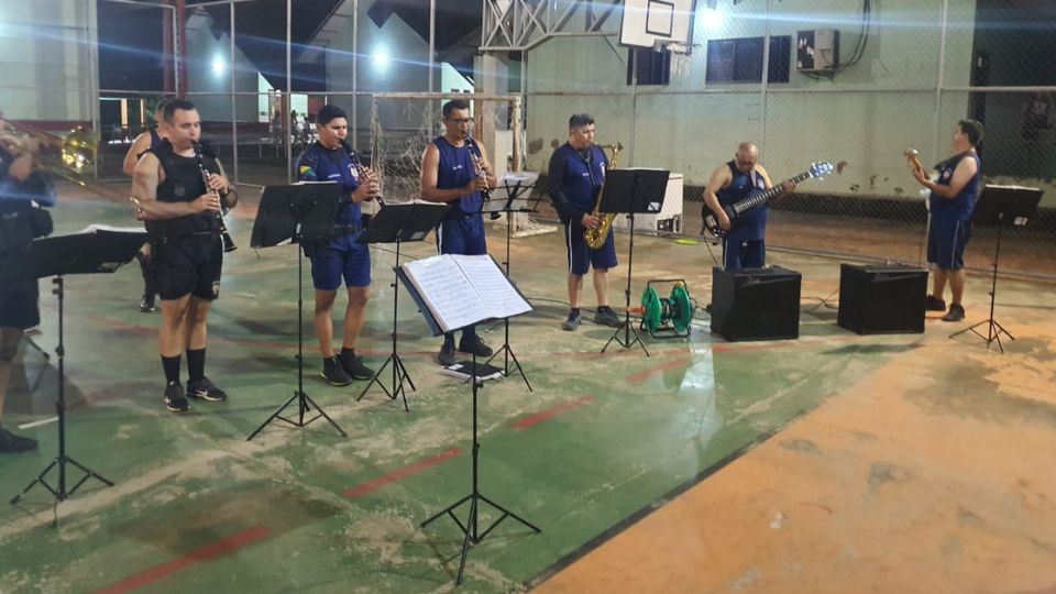 Leia mais sobre o artigo Banda de Música da PM leva alegria a abrigos em Rio Branco