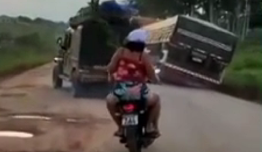 Leia mais sobre o artigo Vídeo: caminhão tomba na BR-364 ao tentar desviar de buraco, na altura de Feijó