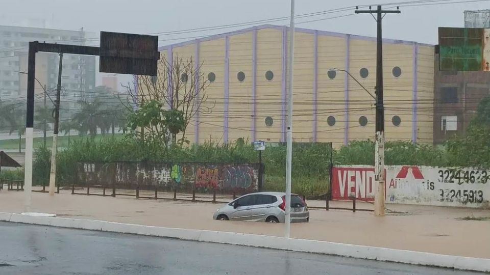 Leia mais sobre o artigo Chove em 6h o equivalente a 12 dias em Rio Branco e ruas ficam alagadas