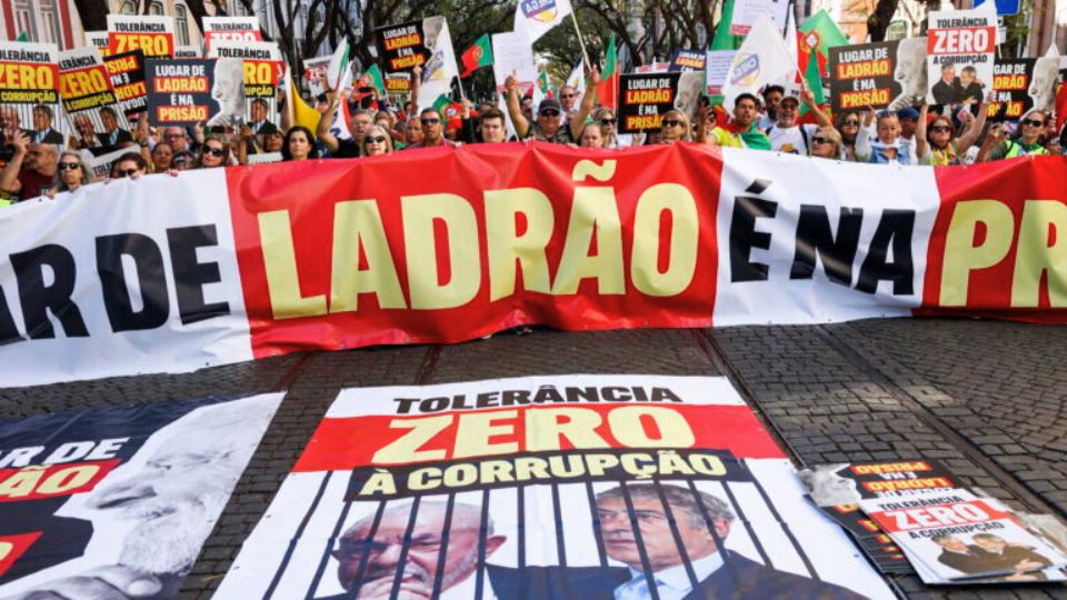 Leia mais sobre o artigo População protesta nas ruas de Portugal contra presença de Lula