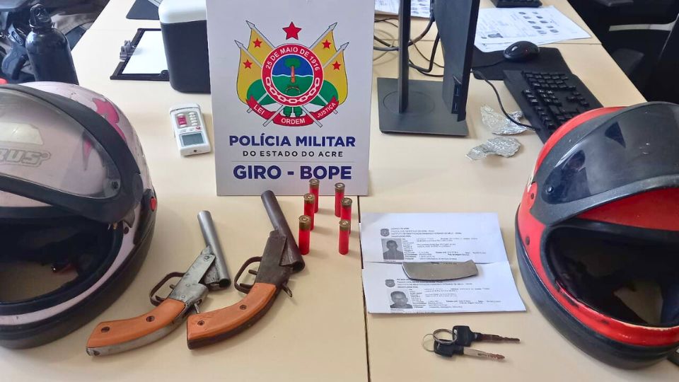 Leia mais sobre o artigo Polícia Militar prende dupla com armas de fogo e moto roubada