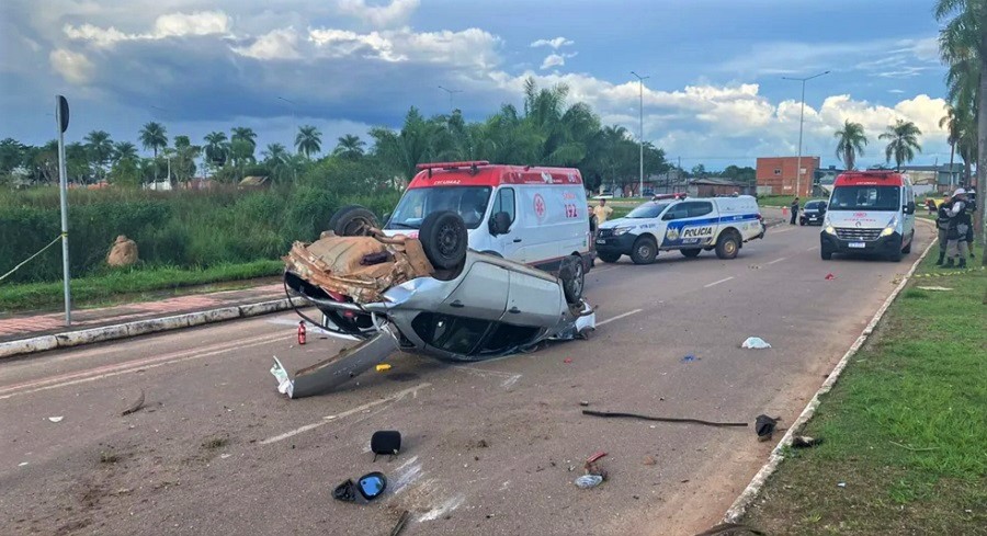 Leia mais sobre o artigo Condutor não habilitado fica ferido em acidente na Amadeo Barbosa