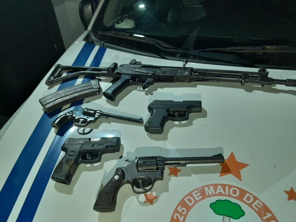 Leia mais sobre o artigo PM apreende armas e prende homens que atiravam em via pública