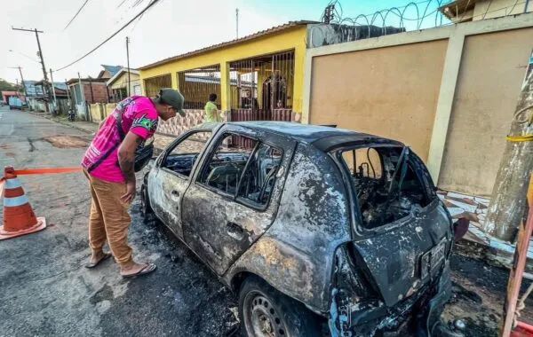 Leia mais sobre o artigo Carro pega fogo após motorista bater em buraco em Rio Branco