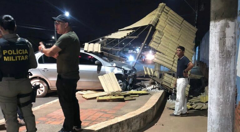 Leia mais sobre o artigo Parada de ônibus é destruída após motorista perder controle do veículo