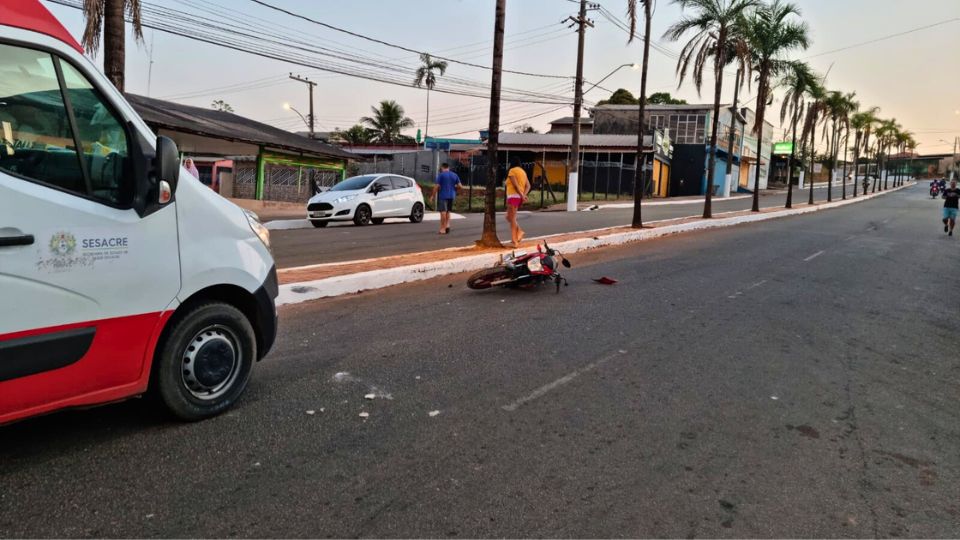 Leia mais sobre o artigo Motociclista fica gravemente ferido após bater em palmeira na Getúlio Vargas