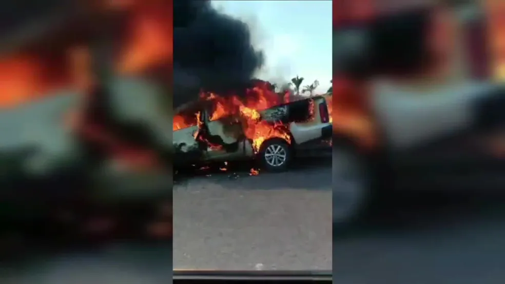 Leia mais sobre o artigo VÍDEO: Caminhonete da Educação é destruída por fogo na BR-364