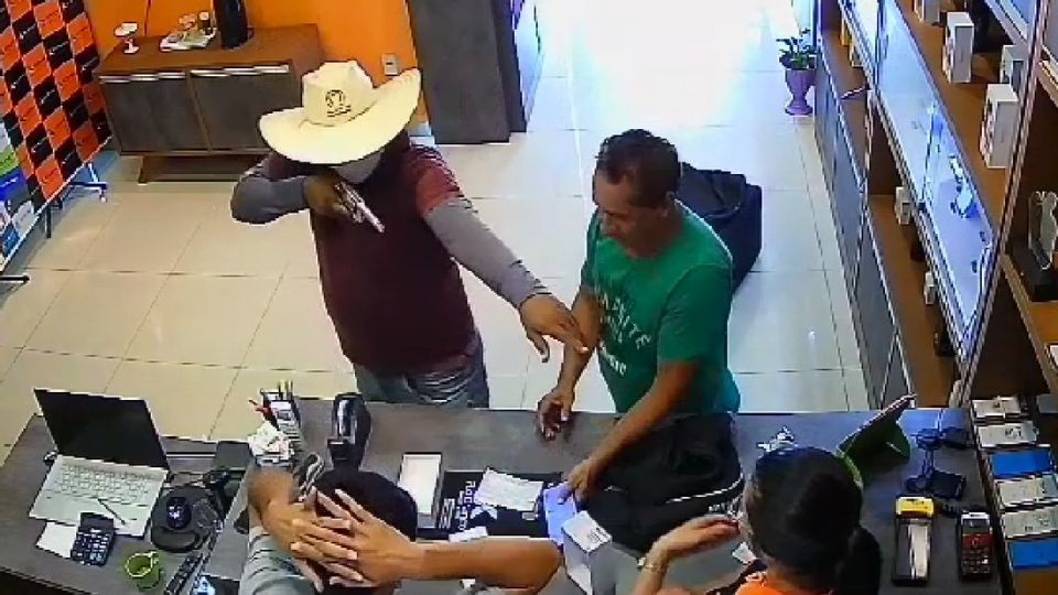 Leia mais sobre o artigo Vídeo: ‘cowboy e ‘estudante’ assaltam loja em Rio Branco