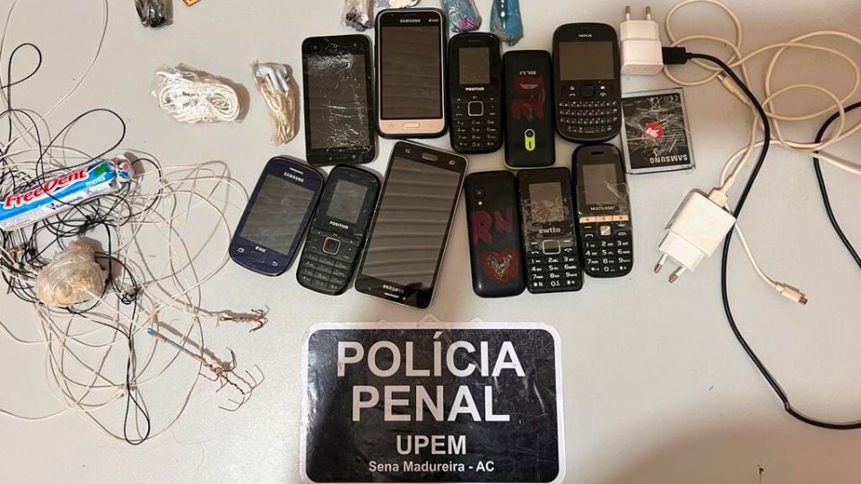 Leia mais sobre o artigo Celulares lançados por cima de muralha de presídio no Acre são apreendidos