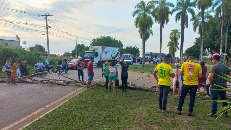 Leia mais sobre o artigo Moradores fecham estrada do Aeroporto de RB em protesto contra condições de ramal