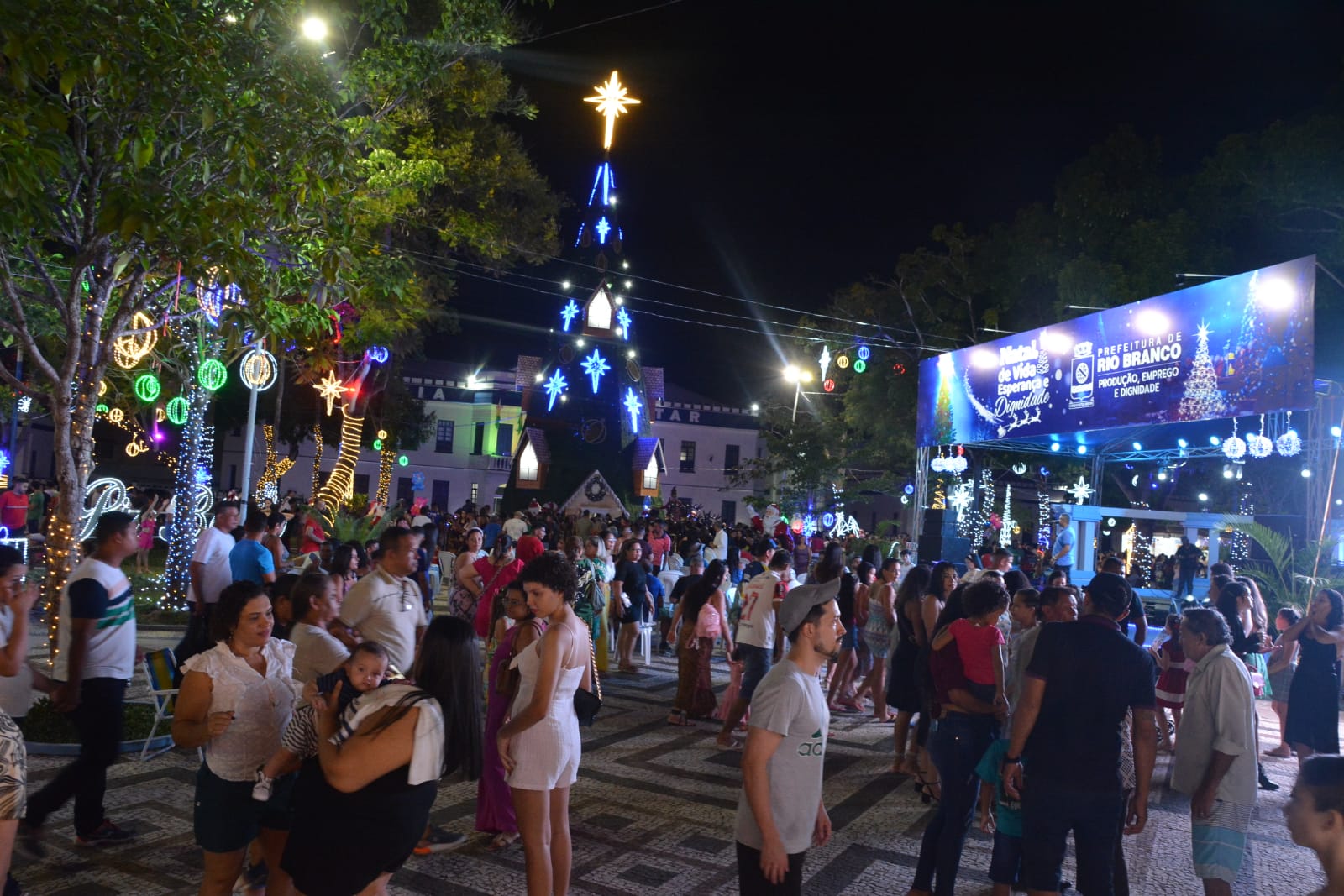 Leia mais sobre o artigo Praça da Revolução atrai milhares para o acender das luzes de Natal