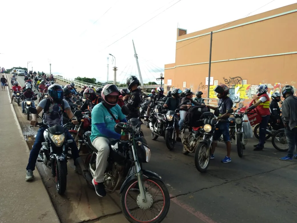 Leia mais sobre o artigo Motoboys protestam no Centro de Rio Branco por justiça no trânsito