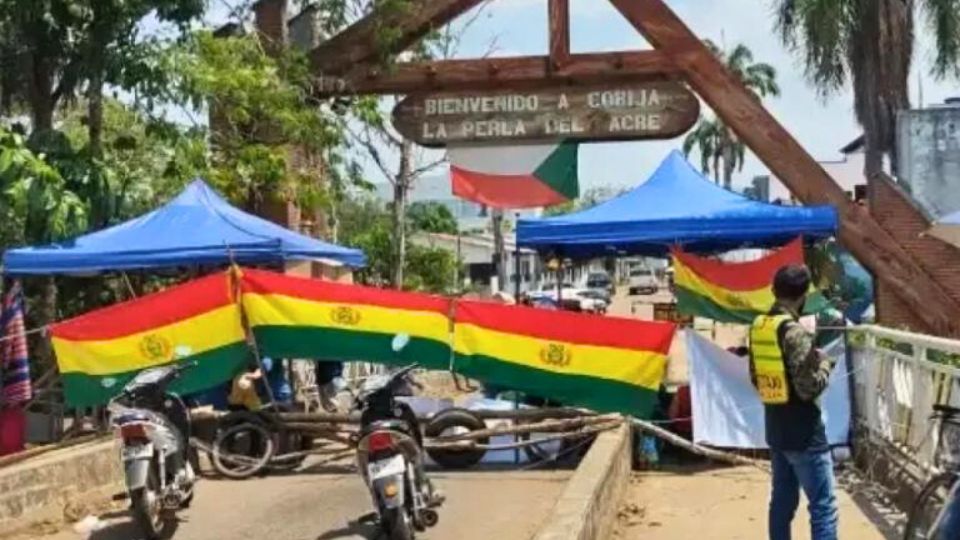 Leia mais sobre o artigo Protesto de servidores bolivianos fecha pontes na fronteira com o Acre