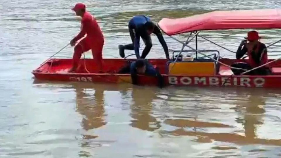 Leia mais sobre o artigo Mulher e criança estão desaparecidas após barco naufragar no interior