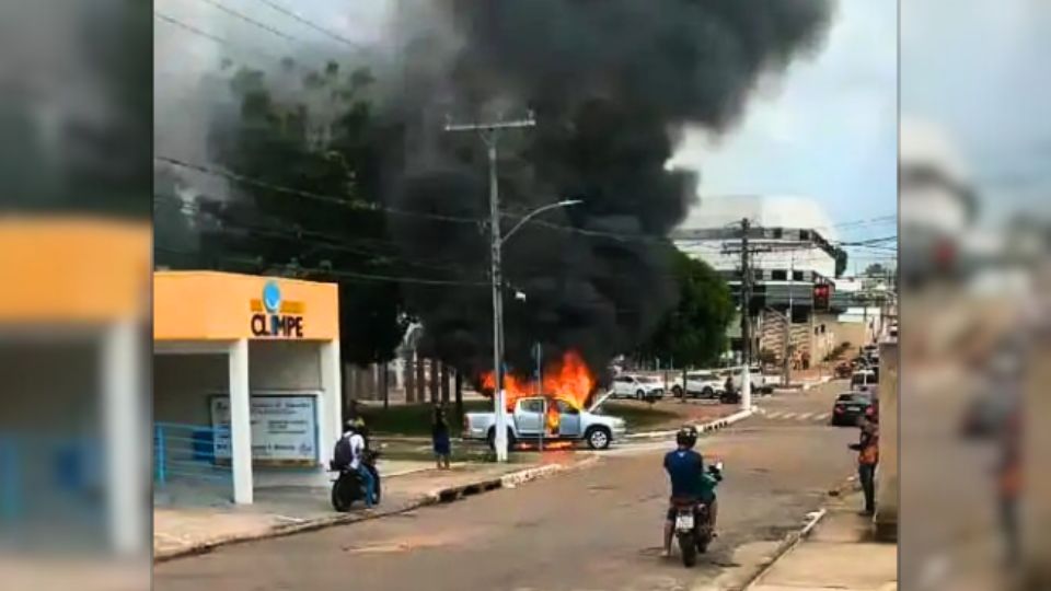 Leia mais sobre o artigo Caminhonete é consumida por fogo no Parque da Maternidade