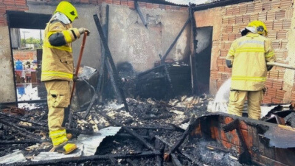 Leia mais sobre o artigo Curto-circuito causa incêndio e casa fica destruída em Rio Branco