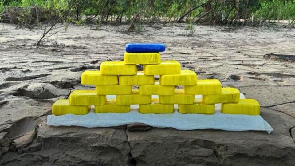 Leia mais sobre o artigo Polícia troca tiros com traficante e apreende 19 kg de cocaína em rio acreano