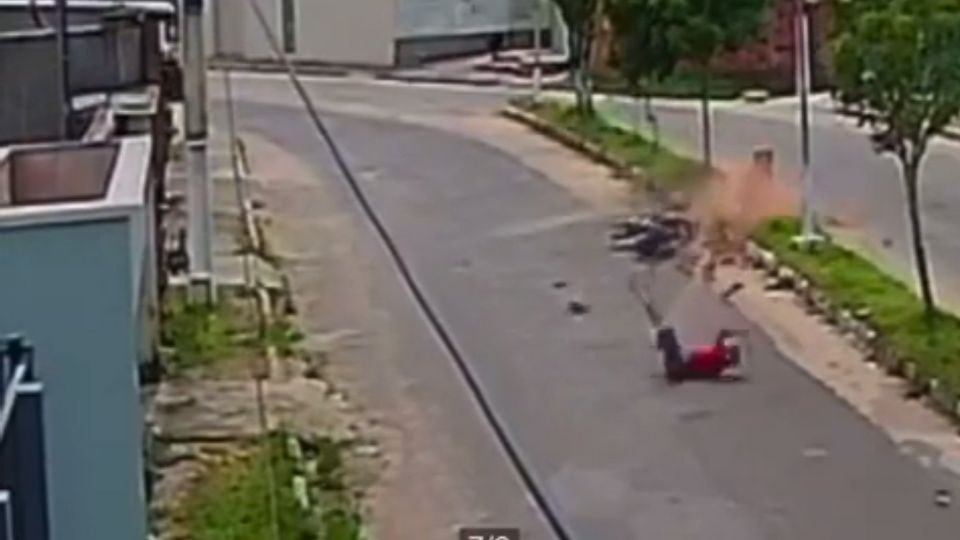 Leia mais sobre o artigo Vídeo: Motociclista erra curva e acerta lixeira de concreto no interior do Acre