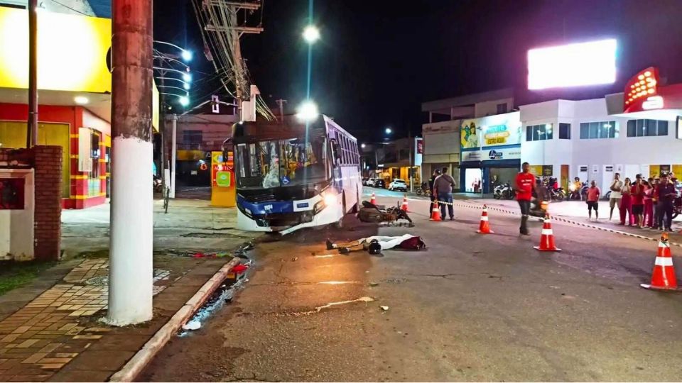 Leia mais sobre o artigo Motociclista avança sinal vermelho e morre ao colidir contra ônibus